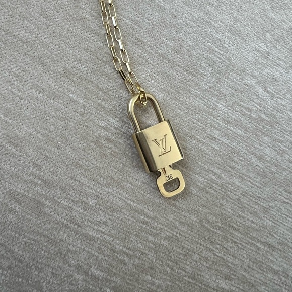 LOUIS VUITTON LOCK & KEY full inclusion w Italian 14kt plated chain Italy stamp🎁 - Picture 9 of 12